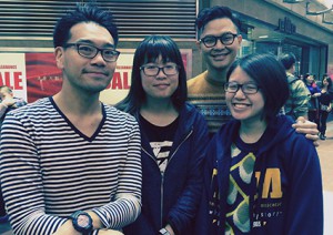 2014年RubberBand在街頭招募時，楊柏瑜與本院校友繆浩昌（6號）及兩位本院同學范紫筠與陳芝樺合照。