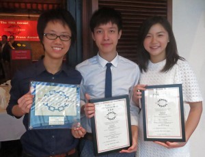 得獎者合照（左起）：王靖媛、梁文賢、張家蒨