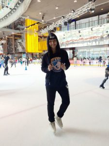 李芷菁協助拍攝冰上運動影片。
