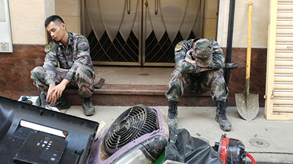 駐澳解放軍首次出動清理垃圾，有軍人累了就坐在街邊睡一睡。