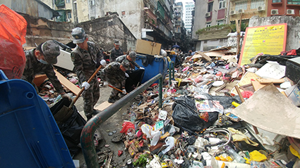 垃圾堆積如山，店舖棄置腐爛食材，重災區猶如堆填區一樣臭。