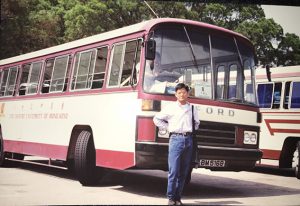 讀大學時是一個「超級巴士迷」，少不免要與當年的校巴合照。