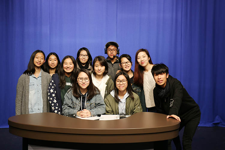參加者在電視錄影廠初嚐做主播的滋味。 Participants learned about news anchoring at the TV Studio.